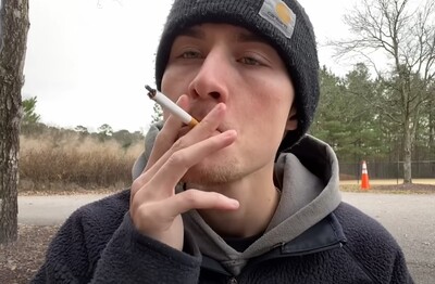 Лечение зависимости от табакокурения в Ливнах Мужчина с сигаретой делает затяжку