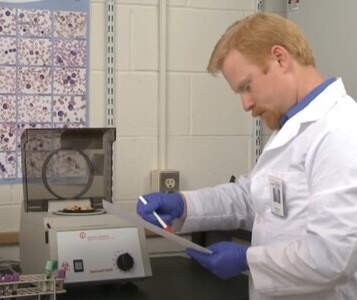 Клиника лечения наркозависимости в Ливнах Врач в кабинете клиники