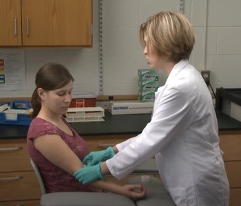 Лечение зависимости от аптечных препаратов в Ливнах Врач делает инъекцию пациентке